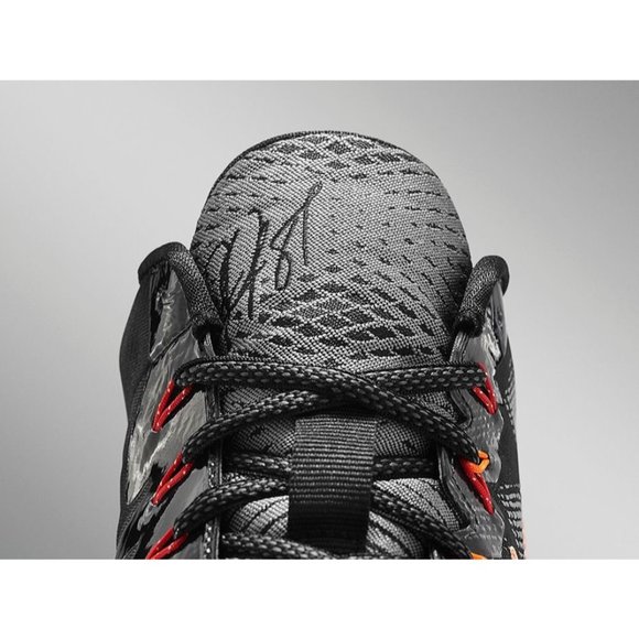Athletic_Shoes